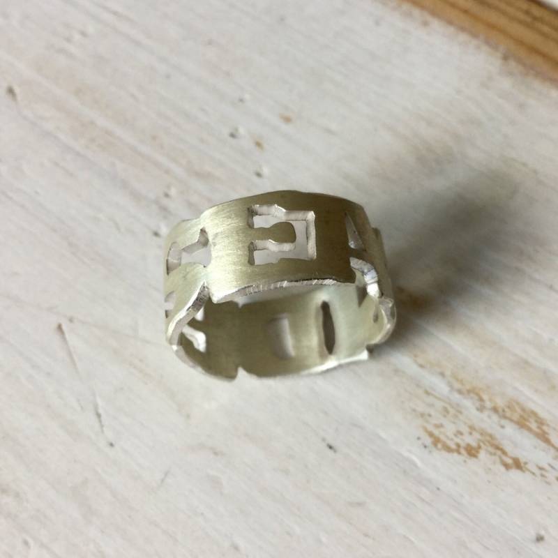 Maßgeschneiderte Silber Wort Ring, Alternative Hochzeit Band, Mens Ehering, Seaside Sterling Text Nennen Ring von MarliesWhite