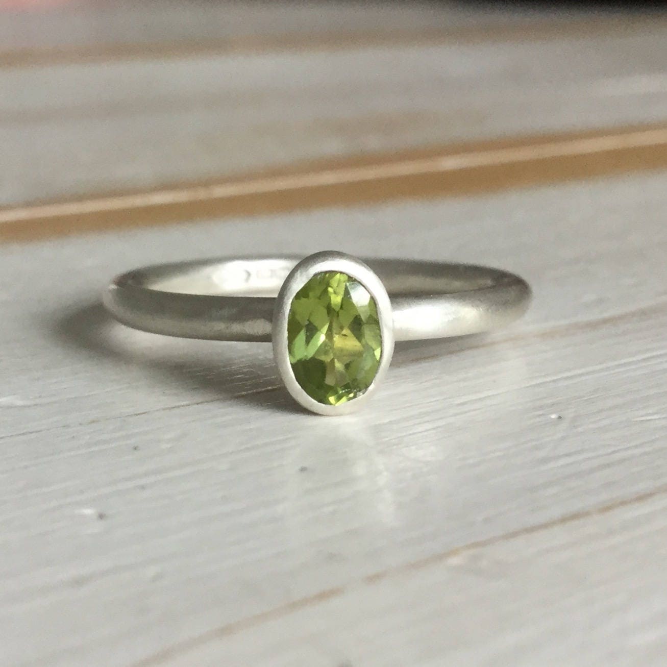 Ovalen Peridot-Ring, Sterling Silber-Peridot-Ring, Oval Geschnitten Silber Verlobungsring, Birthstone Ring, Grün von MarliesWhite