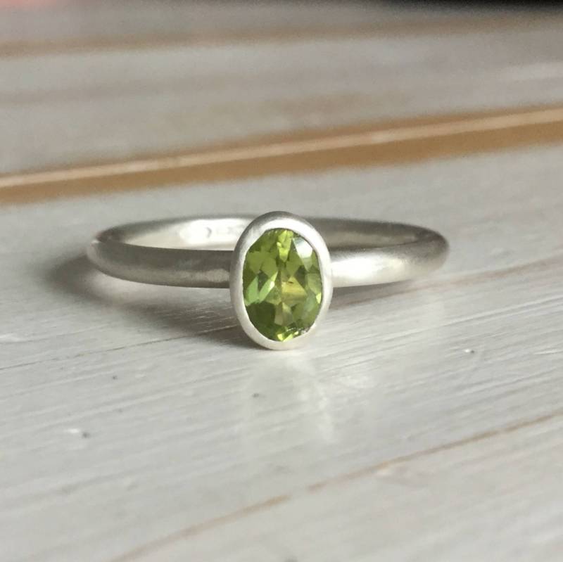 Ovalen Peridot-Ring, Sterling Silber-Peridot-Ring, Oval Geschnitten Silber Verlobungsring, Birthstone Ring, Grün von MarliesWhite