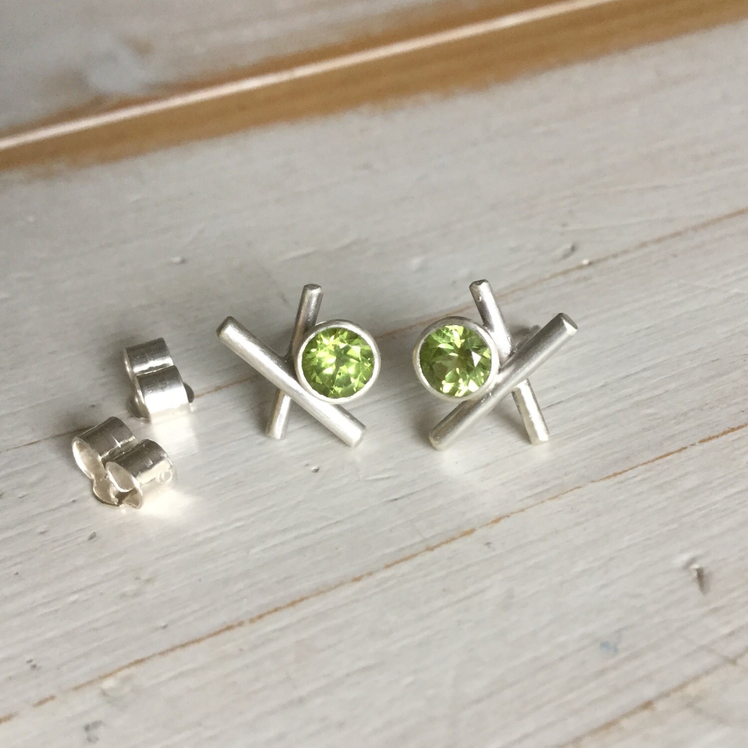Peridot Kreuz Ohrstecker, Silber Ohrstecker Mit Peridot, Sterling Und Ohrringe von MarliesWhite