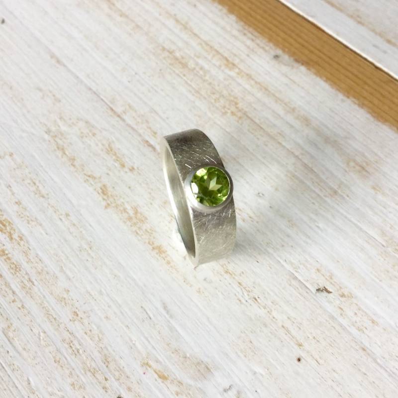 Peridot-Ring, Sterling Silber Einzelstein Peridot Ring, Gefrostet Ring Set Mit Runden Stein, Grüne Edelstein von MarliesWhite