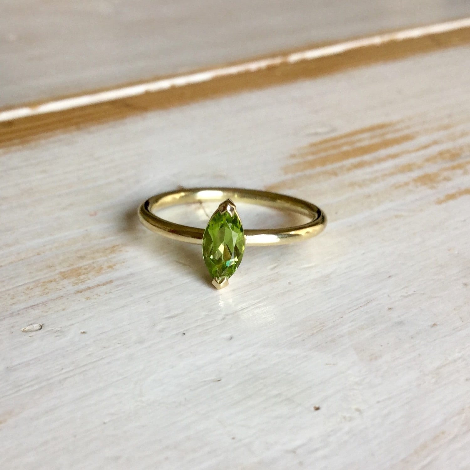 Peridot Verlobungsring, Verlobungsring Marquise, 18 Karat Gelb Goldring, Marquise-Peridot-Ring, Navette Peridot-Ring, Grün Geschnitten von MarliesWhite