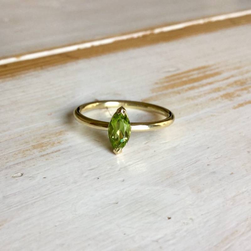 Peridot Verlobungsring, Verlobungsring Marquise, 18 Karat Gelb Goldring, Marquise-Peridot-Ring, Navette Peridot-Ring, Grün Geschnitten von MarliesWhite
