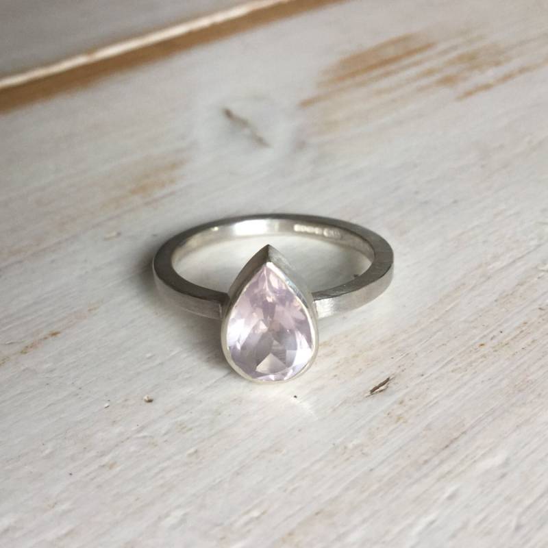 Rose Quartz Birne Ring, Rosenquarz Silberring, Sterlingsilber Ring Set Mit Einer Birne, Weiche Rosa Edelstein-Ring, Blass von MarliesWhite