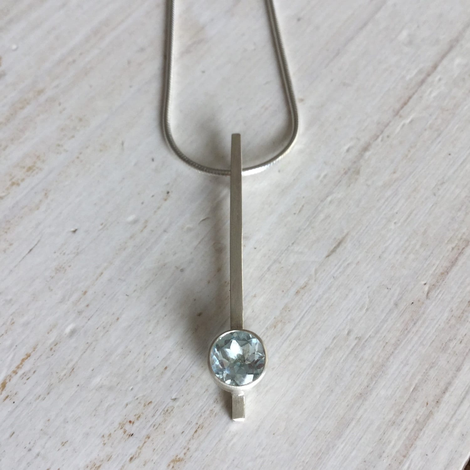 Topas Anhänger, Sterling Silber Linie Sky Blauen Edelstein Modern, Stilvoll, Minimalistisch, Lineare Halskette von MarliesWhite