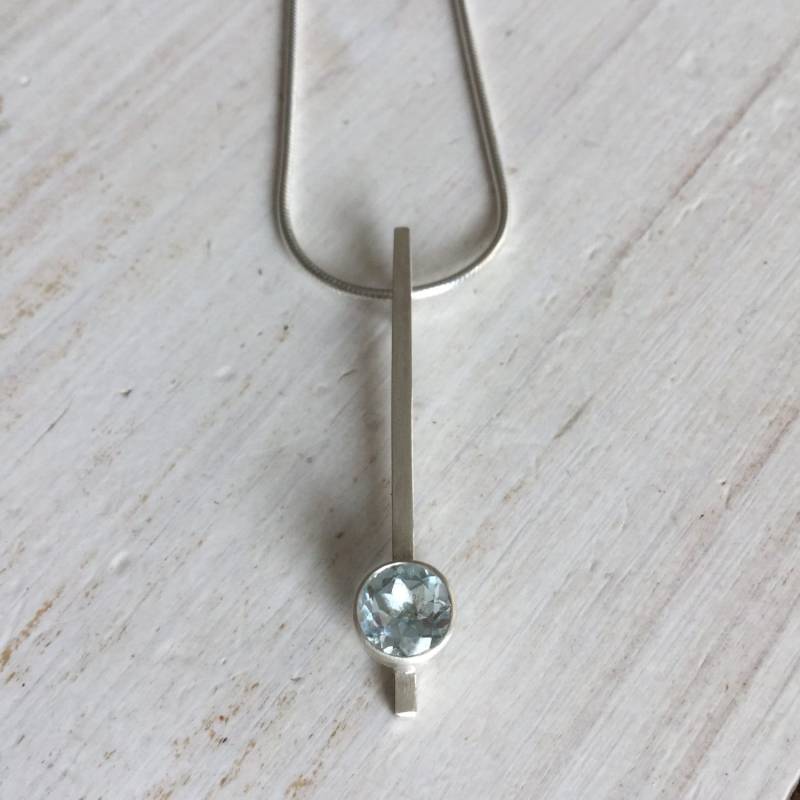 Topas Anhänger, Sterling Silber Linie Sky Blauen Edelstein Modern, Stilvoll, Minimalistisch, Lineare Halskette von MarliesWhite