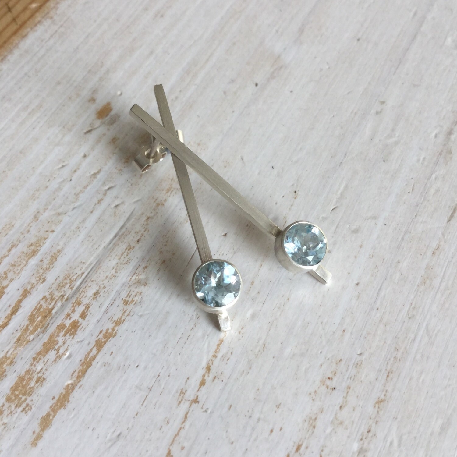 Topas Ohrringe, Topaz Linie Ohrstecker, Sterling Silber Und Lineare Stollen, Sky-Topas-Ohrstecker, Edelstein Ohrringe Blau von MarliesWhite