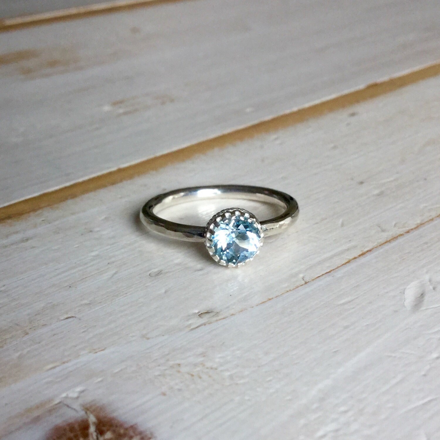 Topas Stacker Ring, Sterlingsilber Stein Einzelring Mit Perlen Band, Sollitaire Ring Topas, Blauen Edelstein, Stapler-Ring von MarliesWhite