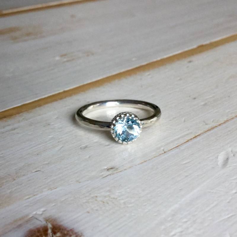 Topas Stacker Ring, Sterlingsilber Stein Einzelring Mit Perlen Band, Sollitaire Ring Topas, Blauen Edelstein, Stapler-Ring von MarliesWhite