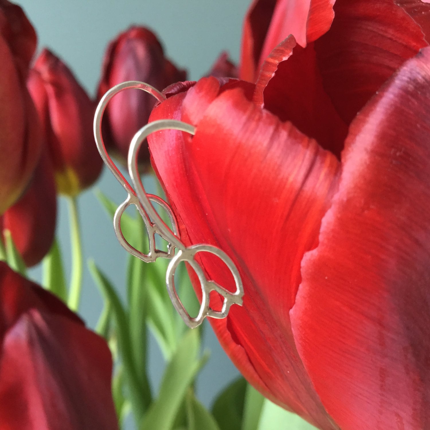 Tulpenohrringe, Tulpentropfen, Blumenohrringe, Sterling Silber Tulpe Ohrringe Oder Tropfen, Mit Gehämmerten Textur von MarliesWhite