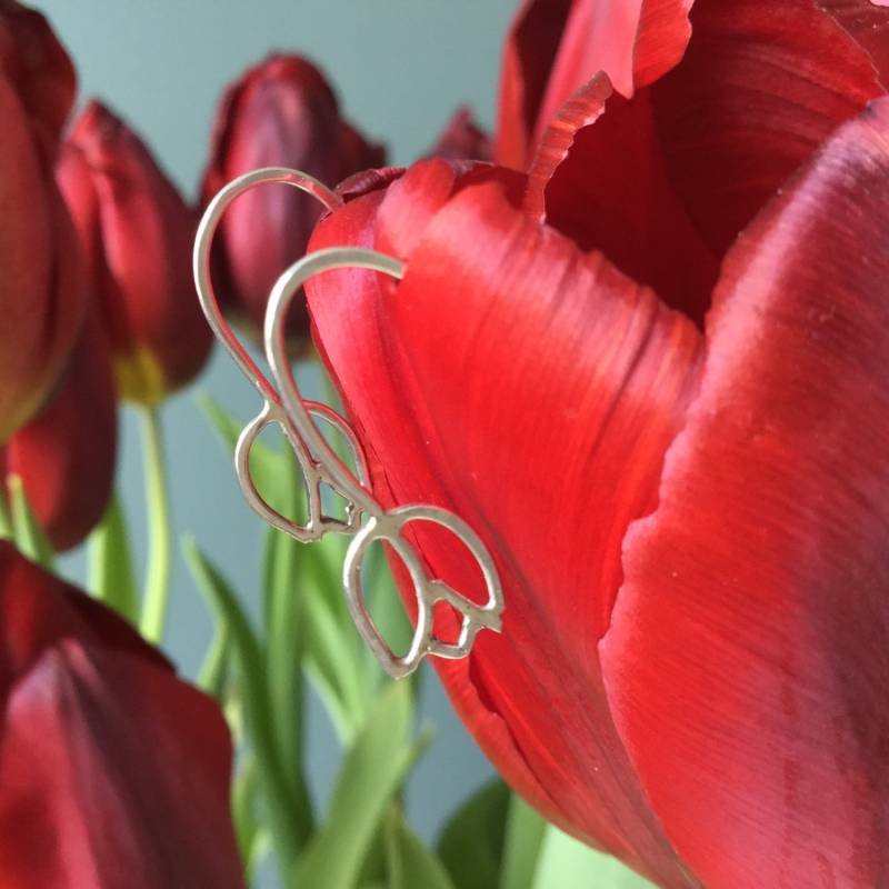 Tulpenohrringe, Tulpentropfen, Blumenohrringe, Sterling Silber Tulpe Ohrringe Oder Tropfen, Mit Gehämmerten Textur von MarliesWhite