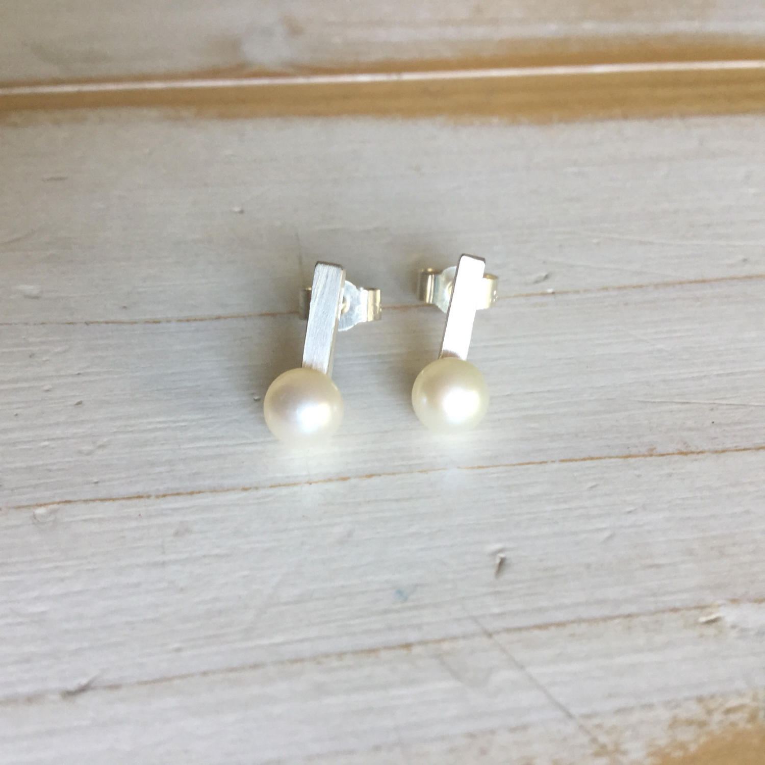 Weiße Perle Ohrstecker, Weiße Ohrringe von MarliesWhite