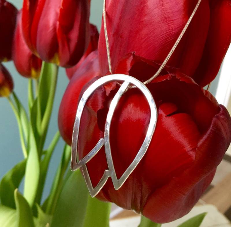 sterling Silber Tulpe Anhänger Einschließlich Halskette, Mit Einer Gehämmerten Textur von MarliesWhite