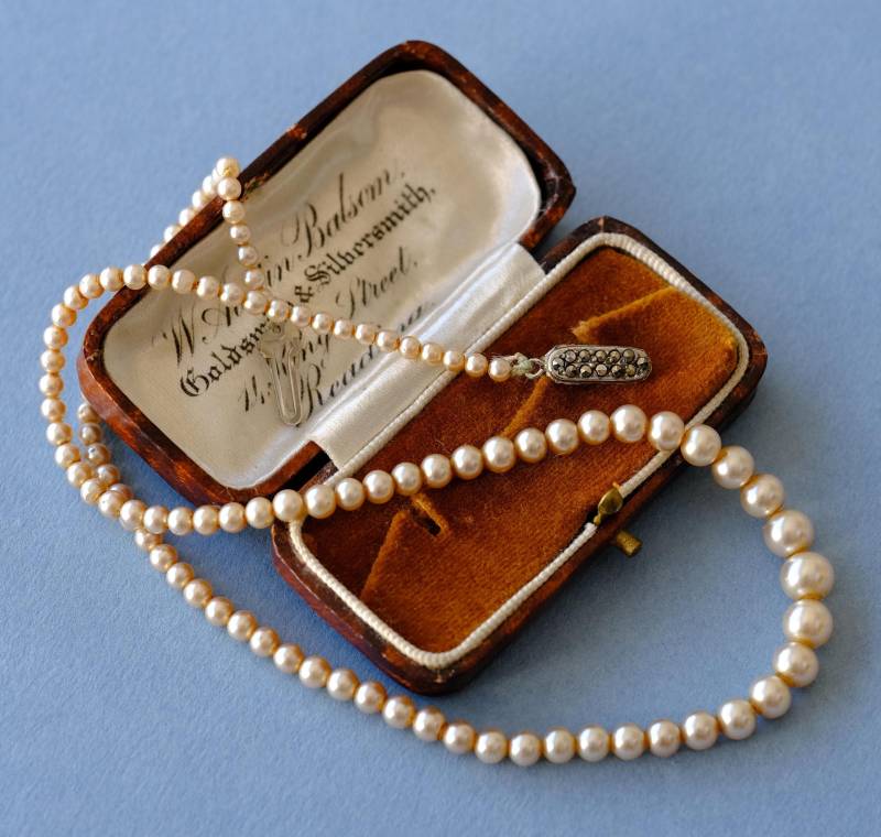 Vintage Graduierte Kunstperlenkette Mit Einem Funkelnden Verschluss von LocketAndLore