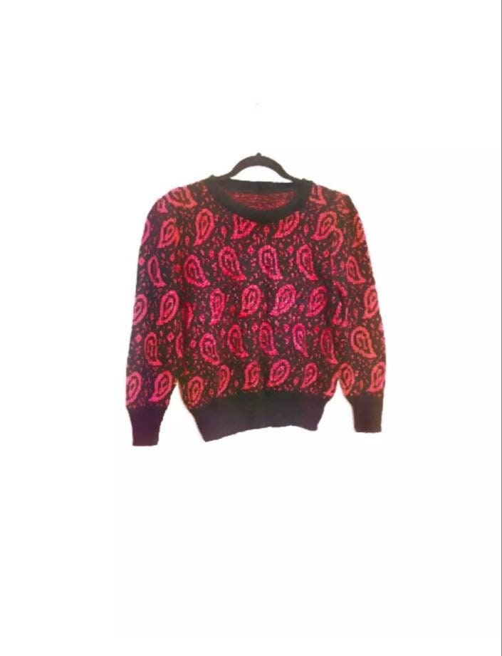 Rosa Paisley Pullover Vintage Gemusterter Schwarz Medium M Rosa Paisley Pullover Vintage Gemusterter Schwarz Medium M von MarmaladeVintageCo
