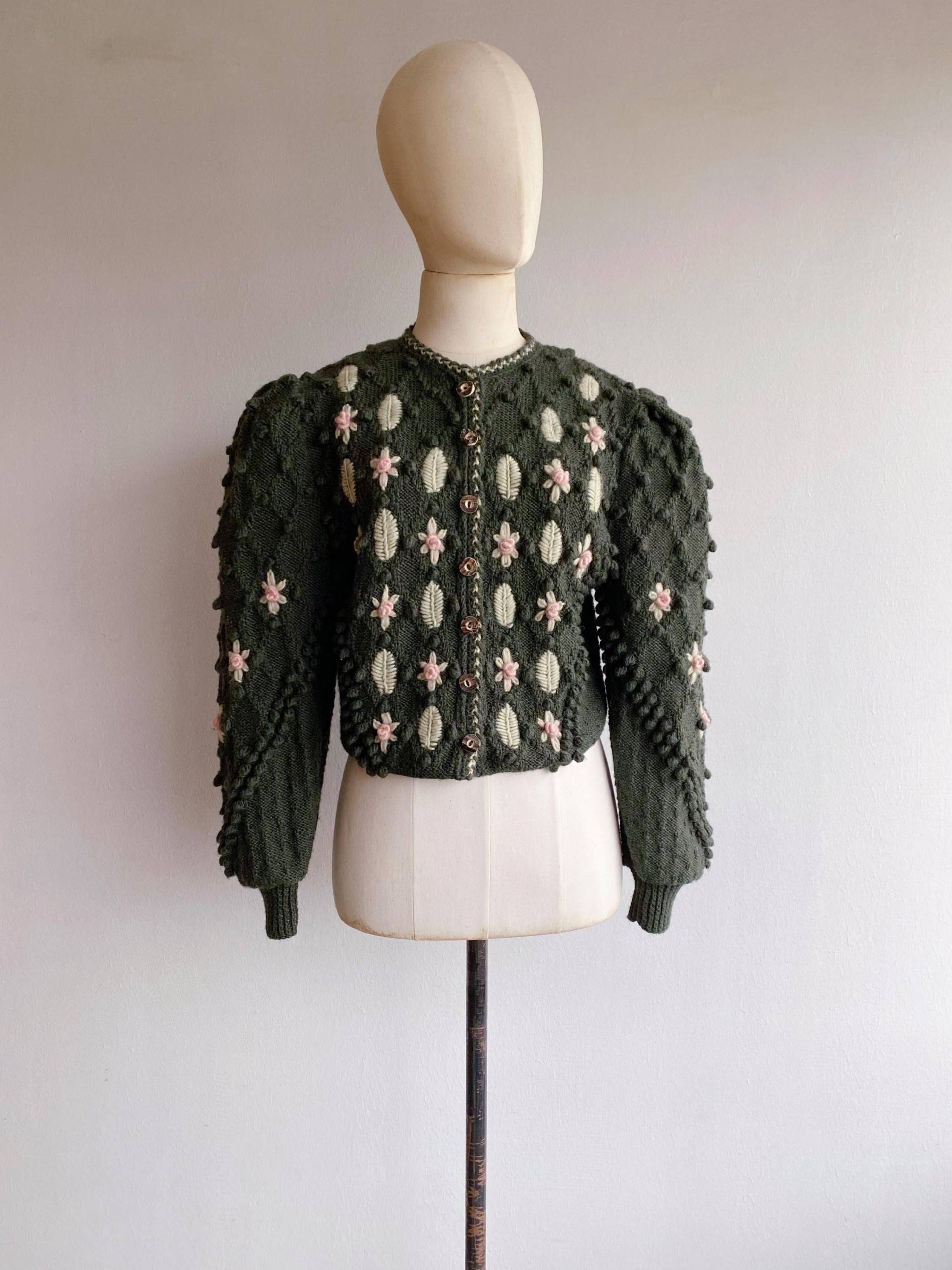 Handgemachte Vintage Strickjacke in Khaki Mit Pom Poms, Blütenstickerei Und Puffärmeln, Größe S-M von MarmellataVNTG