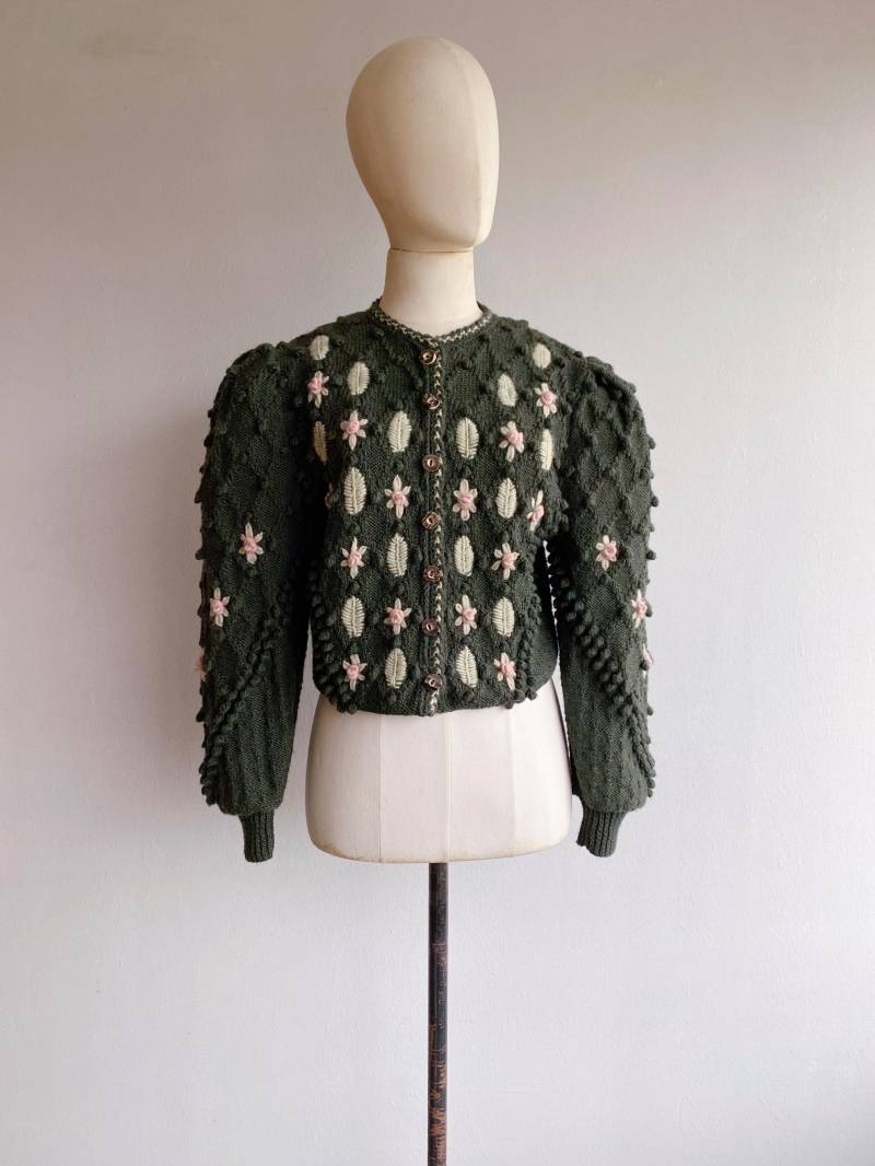 Handgemachte Vintage Strickjacke in Khaki Mit Pom Poms, Blütenstickerei Und Puffärmeln, Größe S-M von MarmellataVNTG