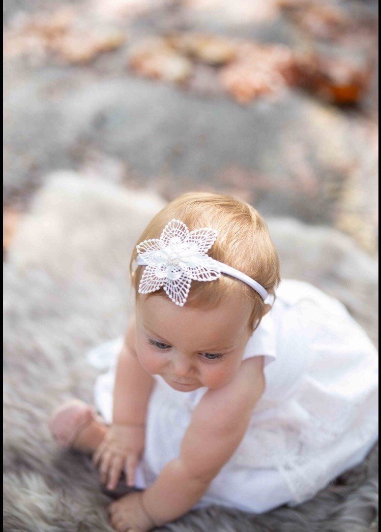Blume Stirnband, Spitze Säugling Baby Mädchen Taufe Wunderschöne Stirnband von MarougeCollection