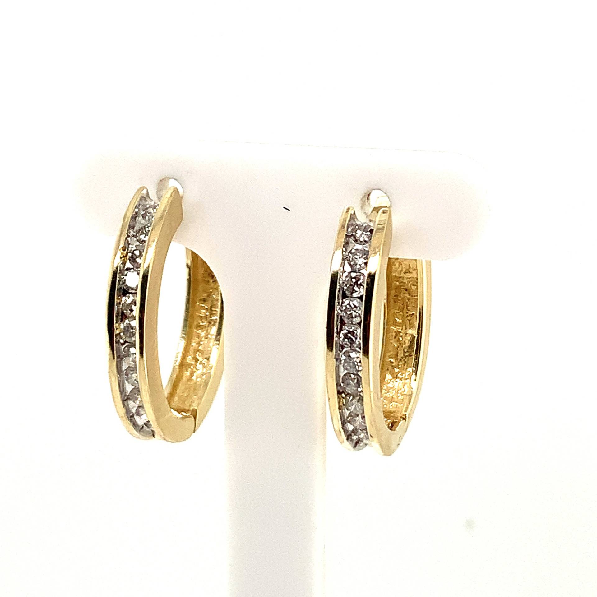 Diamant 14Kt Gelbgold Ovale Creolen | Channel Set Ohrringe von MarquisJewelers