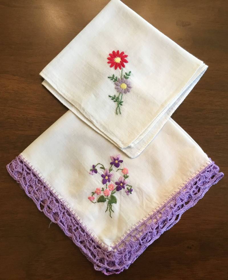 Zwei Vintage Taschentücher Zwei Vintage Taschentücher von MarquisTreasures