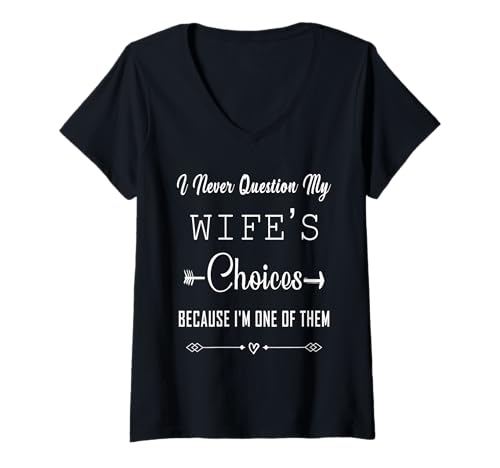 Damen Ich Stelle Niemals die Entscheidungen meiner Frau in Frage. Heiratshumor T-Shirt mit V-Ausschnitt Damen Ich Stelle Niemals die Entscheidungen meiner Frau in Frage. Heiratshumor T-Shirt mit V-Ausschnitt von Marriage Spouse Humour Shirts