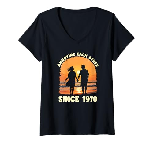 Damen Seit 1970 Nerven Sich Matching Anniversary T-Shirt mit V-Ausschnitt von Married Into This Co.