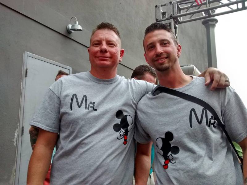 Lgbt Gay Passende Paar-Shirts Für Mr. Mit Mickey-Mouse-Ohren Die Sich Küssen I'm His Prince Und He's My Regenbogenflaggen-Queerparade Lgbt Gay Passende Paar-Shirts Für Mr. Mit Mickey-Mouse-Ohren Die Sich Küssen I'm His Prince Und He's My Regenbogenflaggen-Queerparade von MarriedWithMickeyTee