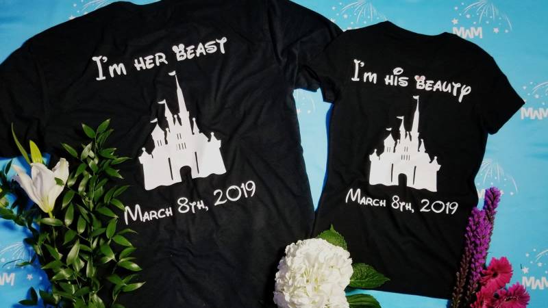 Personalisierte Inspirierte Die Schöne Und Das Biest T-Shirts Für Mr Mrs, Ich Bin Sie, Sein Mit Schlosshochzeitsdatum Feiern Viele Jahre Personalisierte Inspirierte Die Schöne Und Das Biest T-Shirts Für Mr Mrs, Ich Bin Sie, Sein Mit Schlosshochzeitsdatum Feiern Viele Jahre von MarriedWithMickeyTee