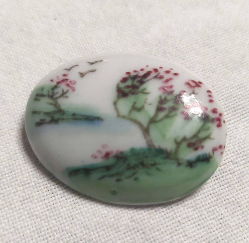 Ovale Kleine Porzellan Brosche Mit Natur Motiv von MarrysSchatzkiste