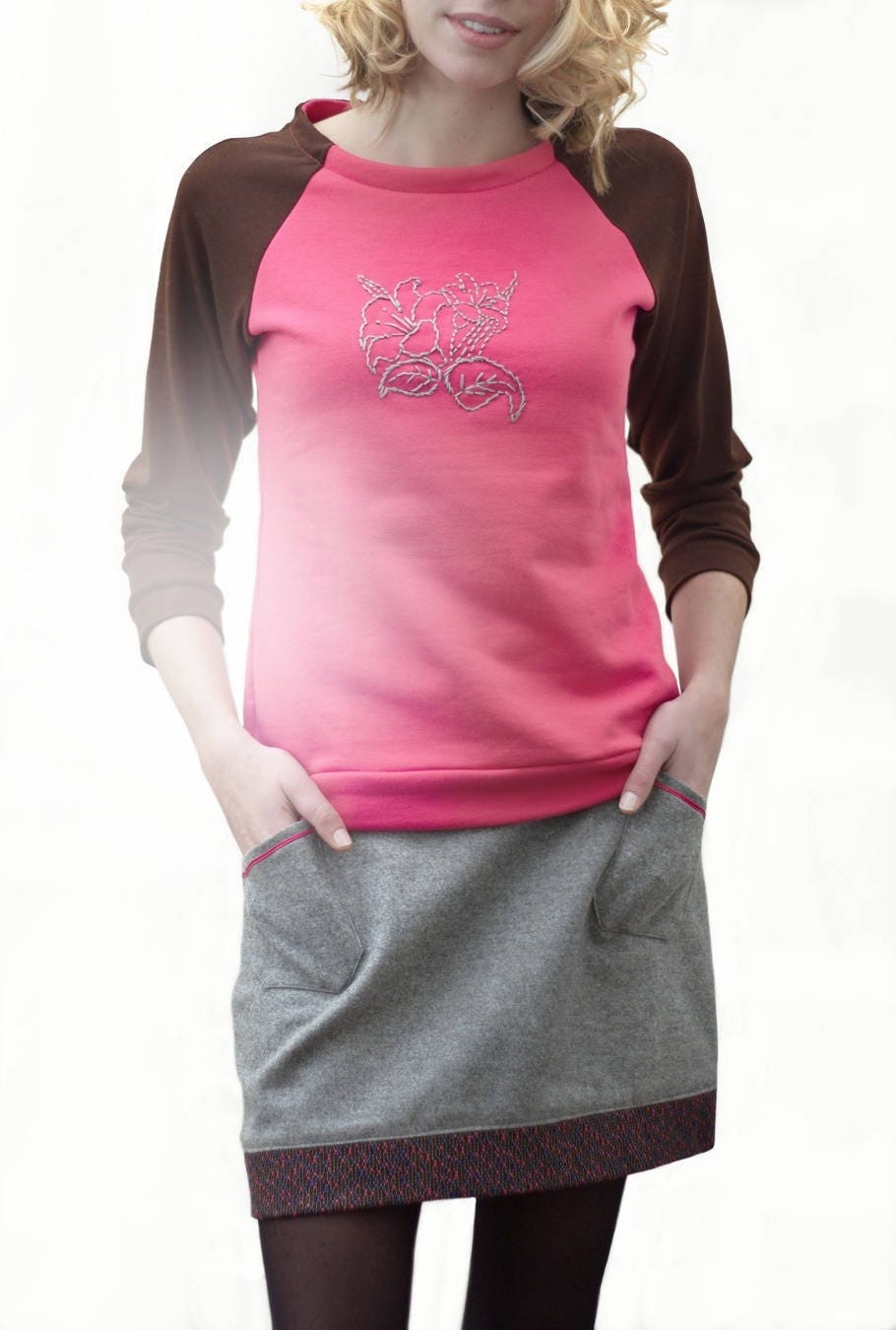 Handbestickter Rosa Pullover Handbestickter Rosa Pullover von MarsLovesHer