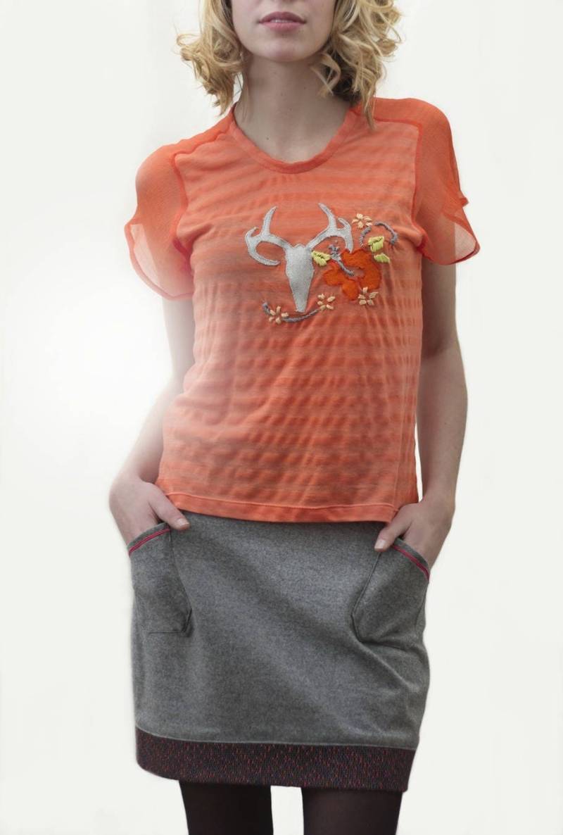 Handbesticktes Orangefarbenes T-Shirt Aus Baumwolle Und Seide. Blumenmuster Handbesticktes Orangefarbenes T-Shirt Aus Baumwolle Und Seide. Blumenmuster von MarsLovesHer