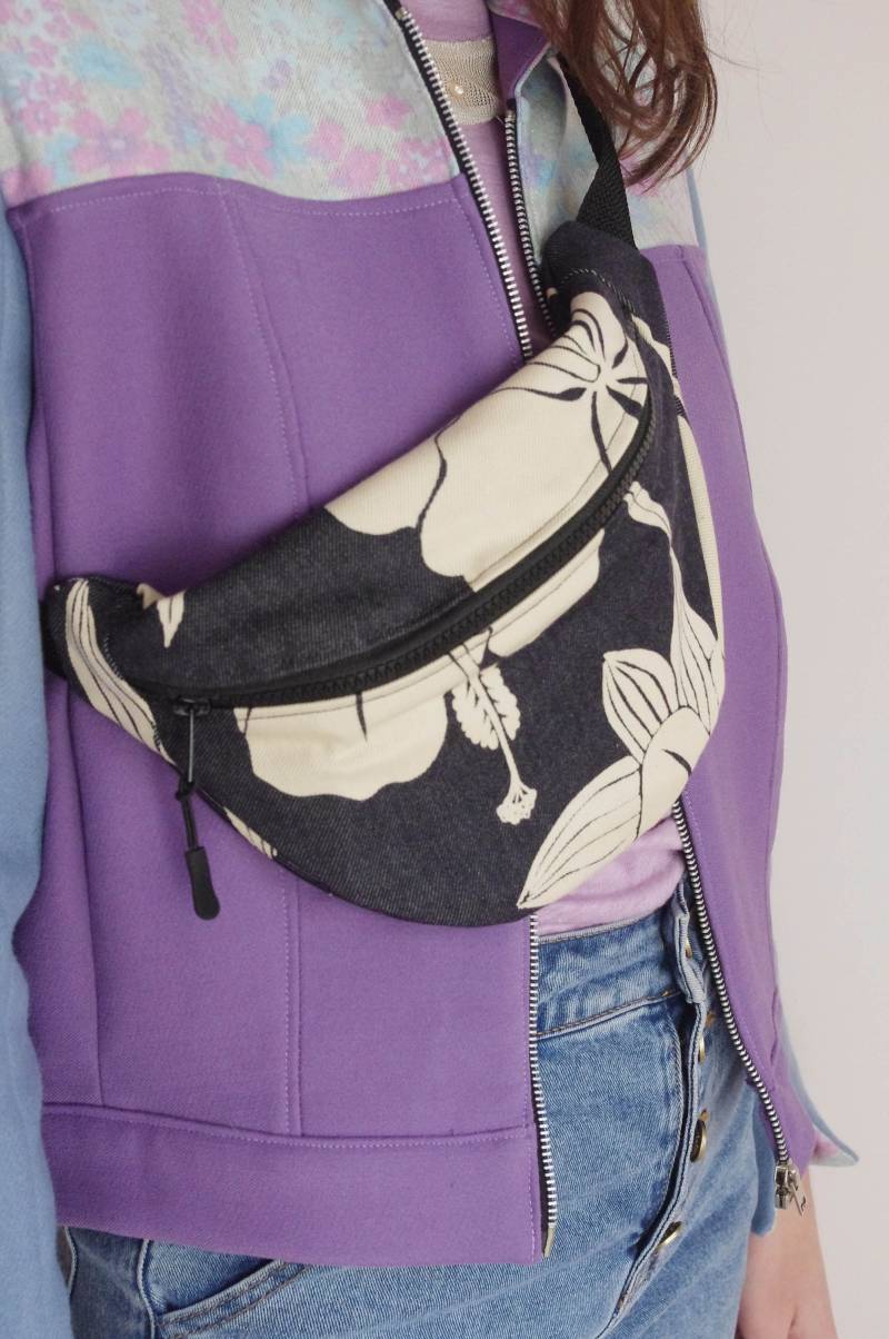 Jeans-Gürteltasche Mit Hibiskusblüten von MarsLovesHer