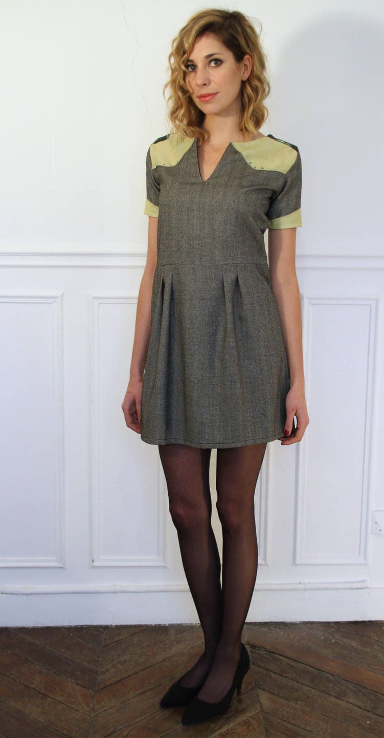 Kurzärmeliges Kleid Mit U-Ausschnitt in Grau Und Limettengrün Kurzärmeliges Kleid Mit U-Ausschnitt in Grau Und Limettengrün von MarsLovesHer