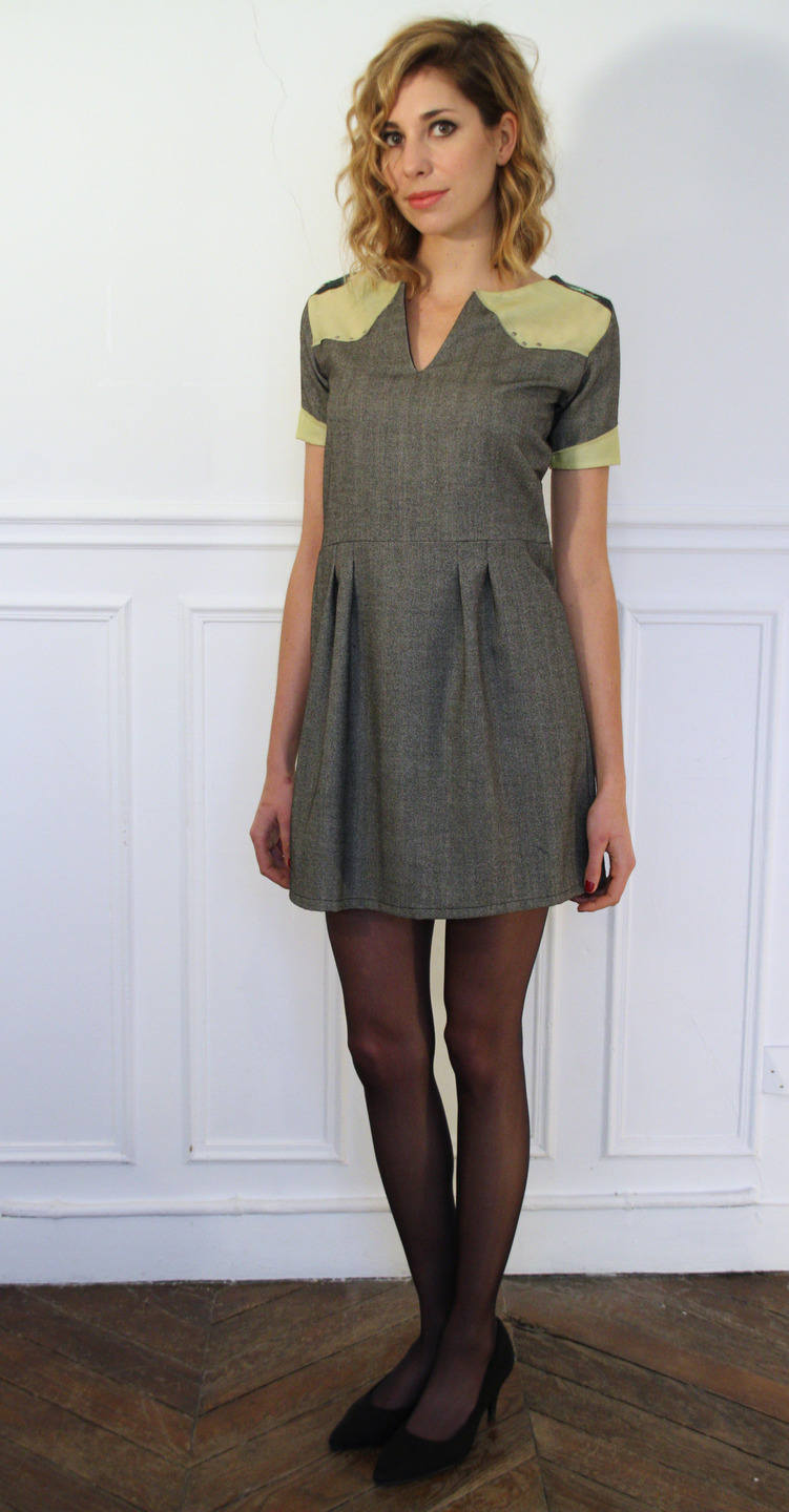 Kurzärmeliges Kleid Mit U-Ausschnitt in Grau Und Limettengrün Kurzärmeliges Kleid Mit U-Ausschnitt in Grau Und Limettengrün von MarsLovesHer