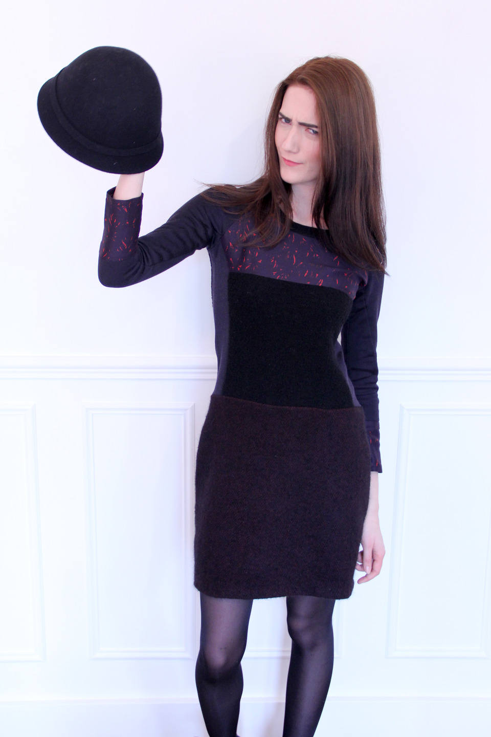 Langärmliges Wollkleid Mit Kontrastierenden Ausschnitten. Seidenlätzchen Blumenmuster. Farben Schwarz, Rot Und Marine Langärmliges Wollkleid Mit Kontrastierenden Ausschnitten. Seidenlätzchen Blumenmuster. Farben Schwarz, Rot Und Marine von MarsLovesHer