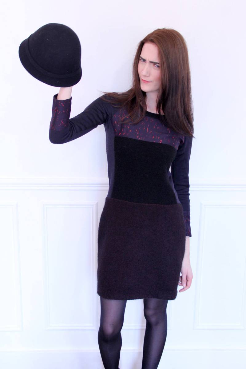 Langärmliges Wollkleid Mit Kontrastierenden Ausschnitten. Seidenlätzchen Blumenmuster. Farben Schwarz, Rot Und Marine Langärmliges Wollkleid Mit Kontrastierenden Ausschnitten. Seidenlätzchen Blumenmuster. Farben Schwarz, Rot Und Marine von MarsLovesHer