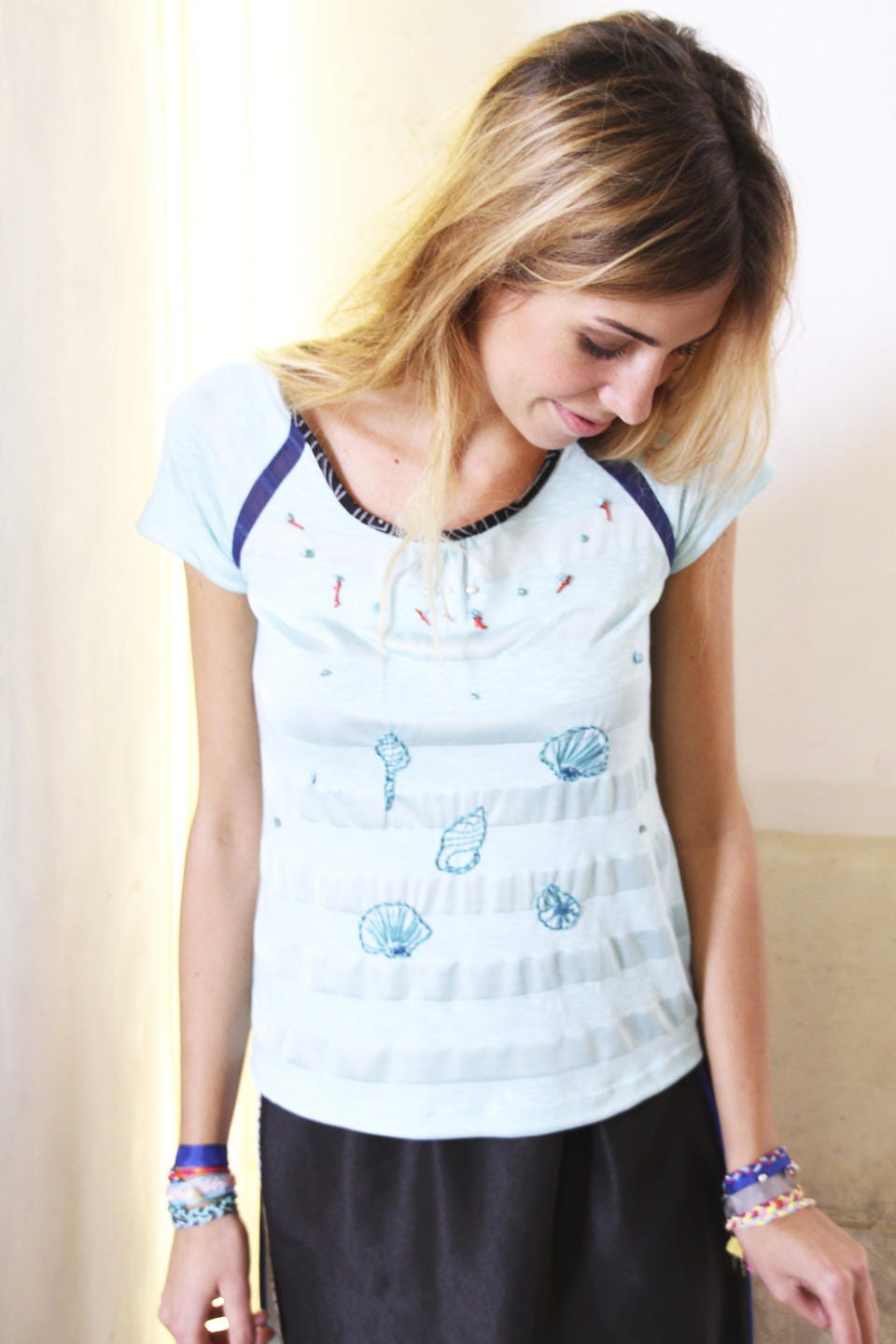 Pastellblaues T-Shirt Handbestickte Schalenmuster Pastellblaues T-Shirt Handbestickte Schalenmuster von MarsLovesHer