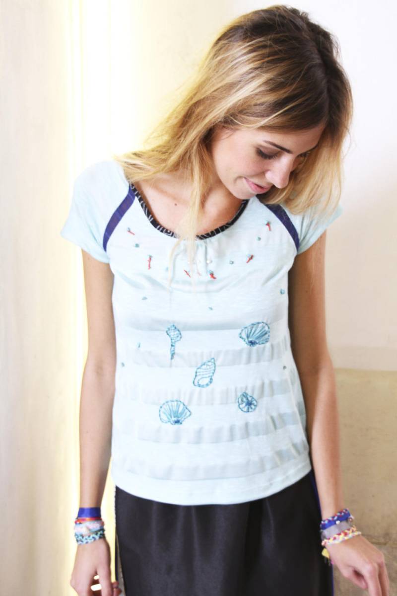 Pastellblaues T-Shirt Handbestickte Schalenmuster von MarsLovesHer