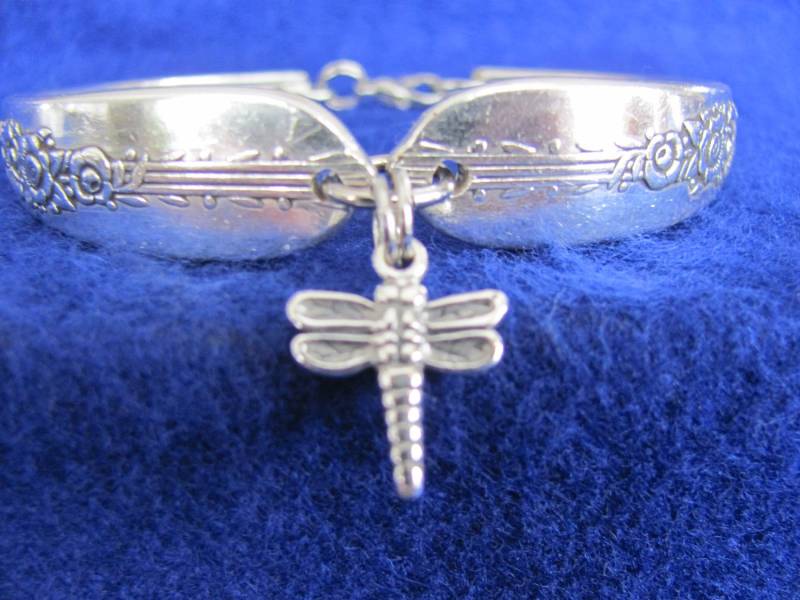 Alte Vintage Besteck Silber Löffel Armband W/Libelle Charme Plus Frei Putztuch Alte Vintage Besteck Silber Löffel Armband W/Libelle Charme Plus Frei Putztuch von MarshaStewart