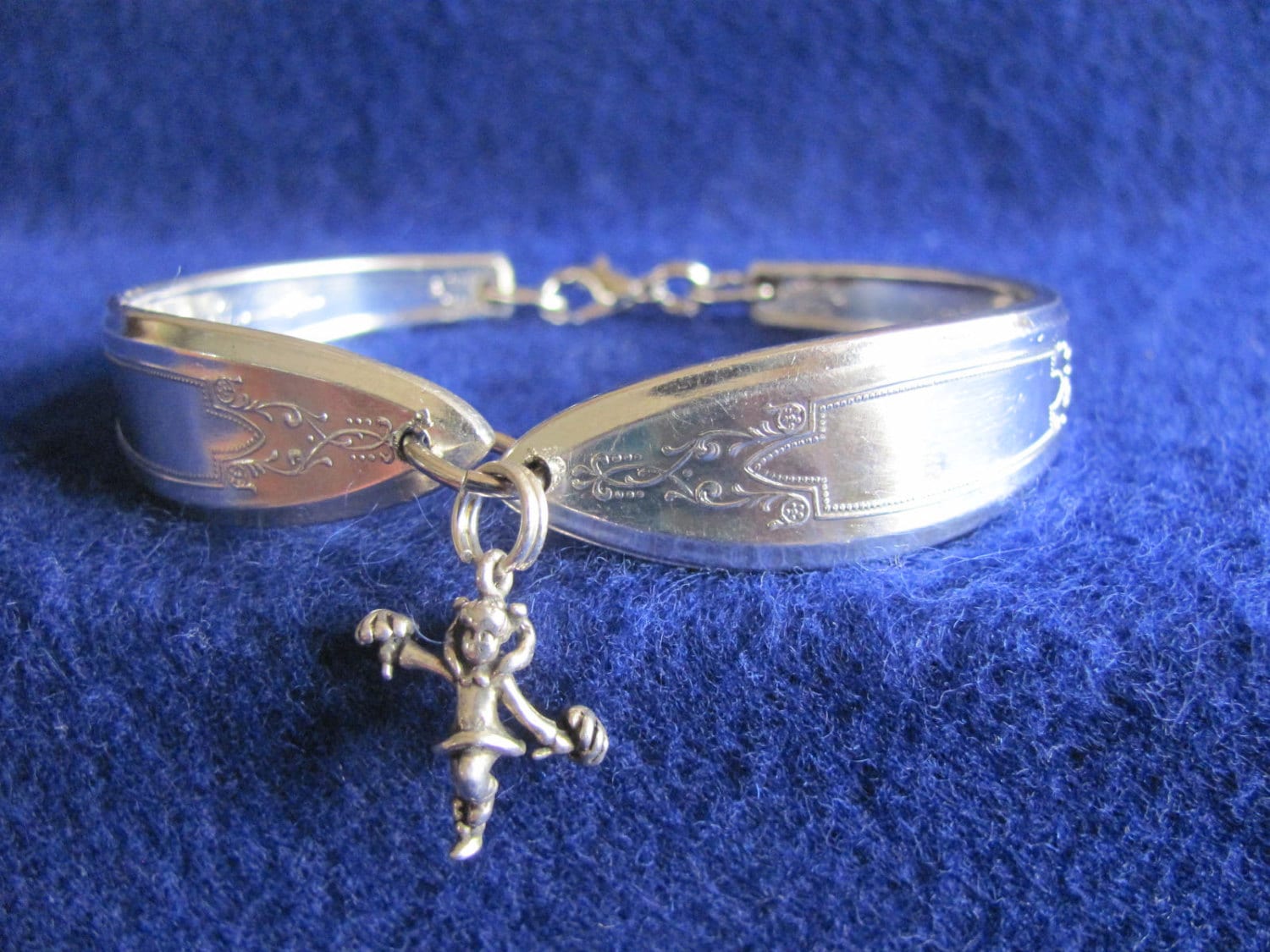 Alte Vintage Silber-Löffel-Armband Mit Sterling Silber 3D Cheerleader Charme Plus Frei Putztuch Alte Vintage Silber-Löffel-Armband Mit Sterling Silber 3D Cheerleader Charme Plus Frei Putztuch von MarshaStewart