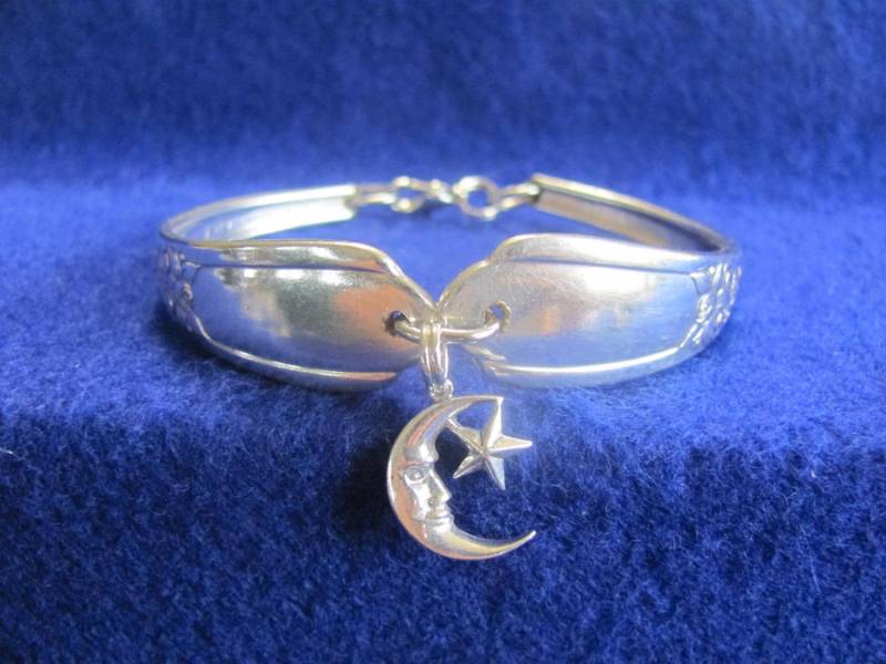 Alte Vintage Silber-Löffel-Armband Mit Sterling Silber 3D Mann Im Mondcharme Plus Frei Putztuch Alte Vintage Silber-Löffel-Armband Mit Sterling Silber 3D Mann Im Mondcharme Plus Frei Putztuch von MarshaStewart