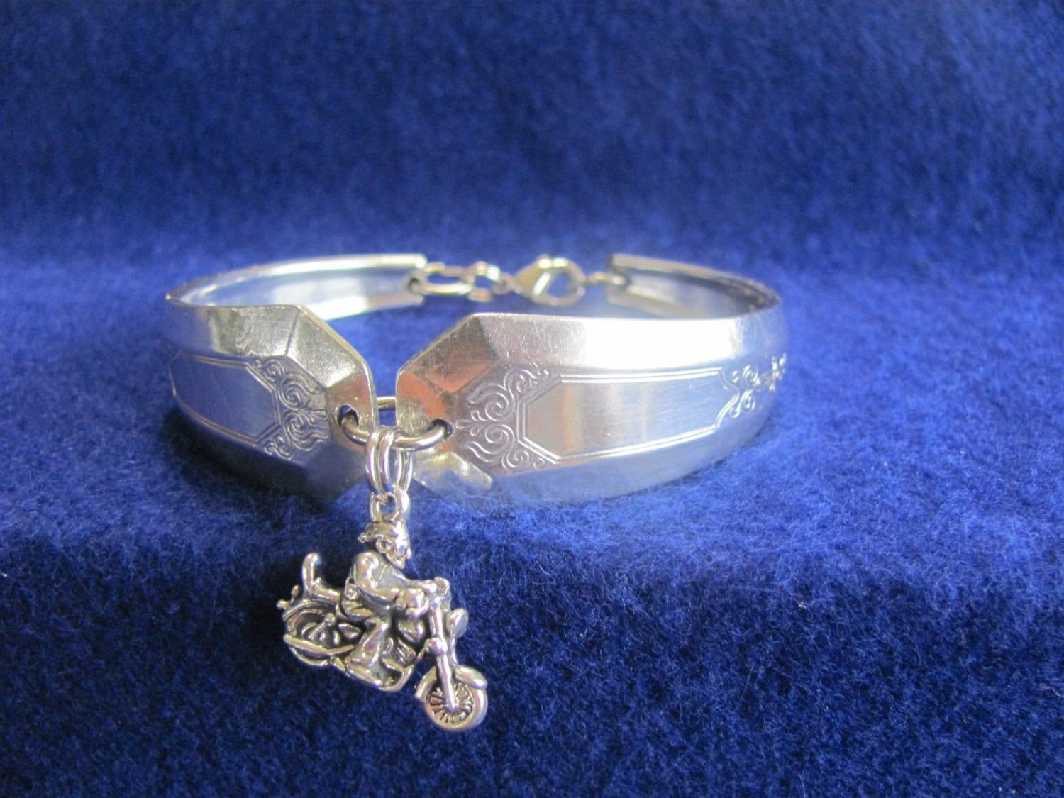 Alte Vintage Silber-Löffel-Armband Mit Sterling Silber 3D Motorrad Fahrrad Anhänger Plus Frei Putztuch Alte Vintage Silber-Löffel-Armband Mit Sterling Silber 3D Motorrad Fahrrad Anhänger Plus Frei Putztuch von MarshaStewart