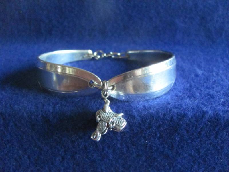 Alte Vintage Silber-Löffel-Armband Mit Sterling Silber 3D Pferd Sattel Charme Plus Frei Putztuch Alte Vintage Silber-Löffel-Armband Mit Sterling Silber 3D Pferd Sattel Charme Plus Frei Putztuch von MarshaStewart