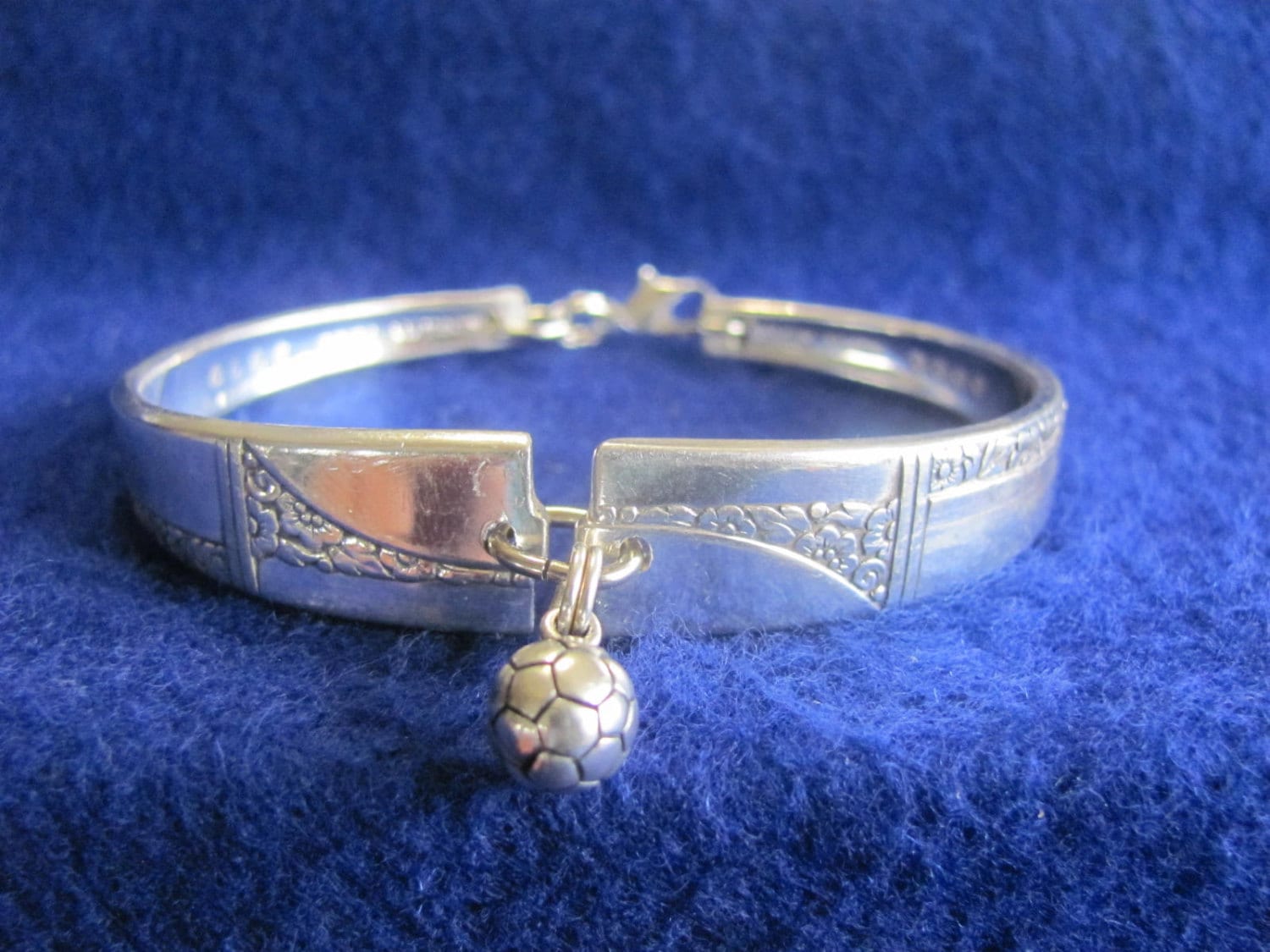 Alte Vintage Silber-Löffel-Armband Mit Sterling Silber 3D Sport Fußball Ball Charme Plus Frei Putztuch Alte Vintage Silber-Löffel-Armband Mit Sterling Silber 3D Sport Fußball Ball Charme Plus Frei Putztuch von MarshaStewart