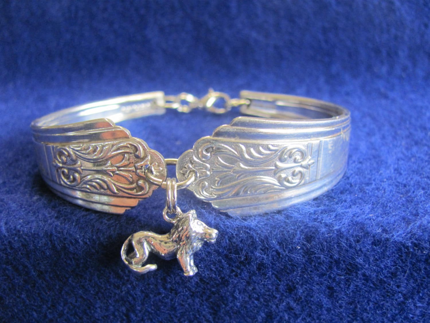 Alte Vintage Silber-Löffel-Armband Mit Sterling Silber 3D Sternzeichen "Löwe" Charme Plus Frei Putztuch Alte Vintage Silber-Löffel-Armband Mit Sterling Silber 3D Sternzeichen "Löwe" Charme Plus Frei Putztuch von MarshaStewart
