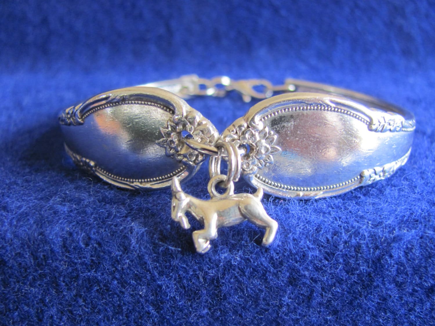 Alte Vintage Silber-Löffel-Armband Mit Sterling Silber 3D Sternzeichen Steinbock Charme Plus Frei Putztuch Alte Vintage Silber-Löffel-Armband Mit Sterling Silber 3D Sternzeichen Steinbock Charme Plus Frei Putztuch von MarshaStewart