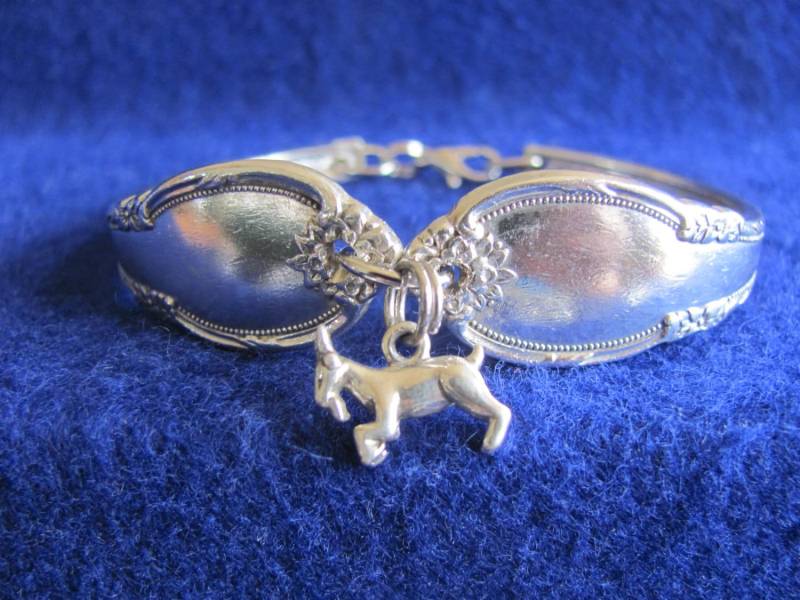 Alte Vintage Silber-Löffel-Armband Mit Sterling Silber 3D Sternzeichen Steinbock Charme Plus Frei Putztuch Alte Vintage Silber-Löffel-Armband Mit Sterling Silber 3D Sternzeichen Steinbock Charme Plus Frei Putztuch von MarshaStewart