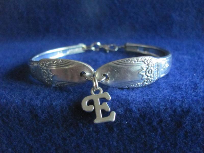 Alte Vintage Silber-Löffel-Armband Mit Sterling Silber Brief Erste "E" Charme Plus Frei Putztuch Alte Vintage Silber-Löffel-Armband Mit Sterling Silber Brief Erste "E" Charme Plus Frei Putztuch von MarshaStewart