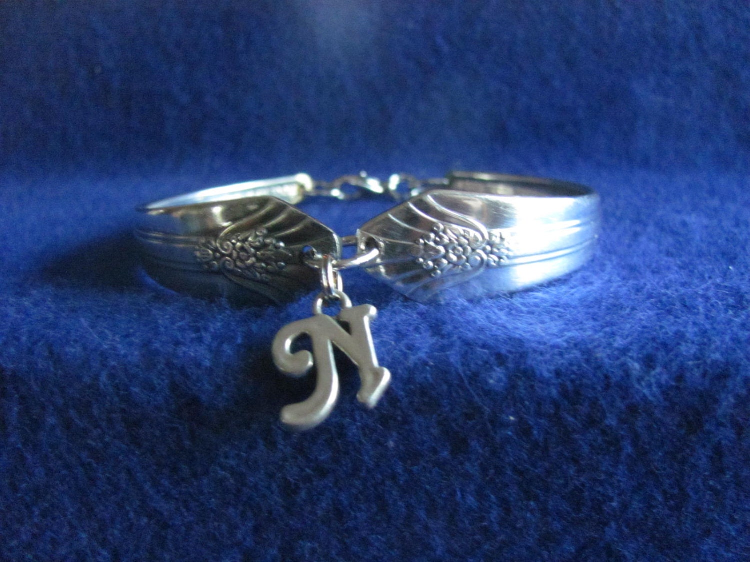 Alte Vintage Silber-Löffel-Armband Mit Sterling Silber Brief Erste "N" Charme Plus Frei Putztuch Alte Vintage Silber-Löffel-Armband Mit Sterling Silber Brief Erste "N" Charme Plus Frei Putztuch von MarshaStewart