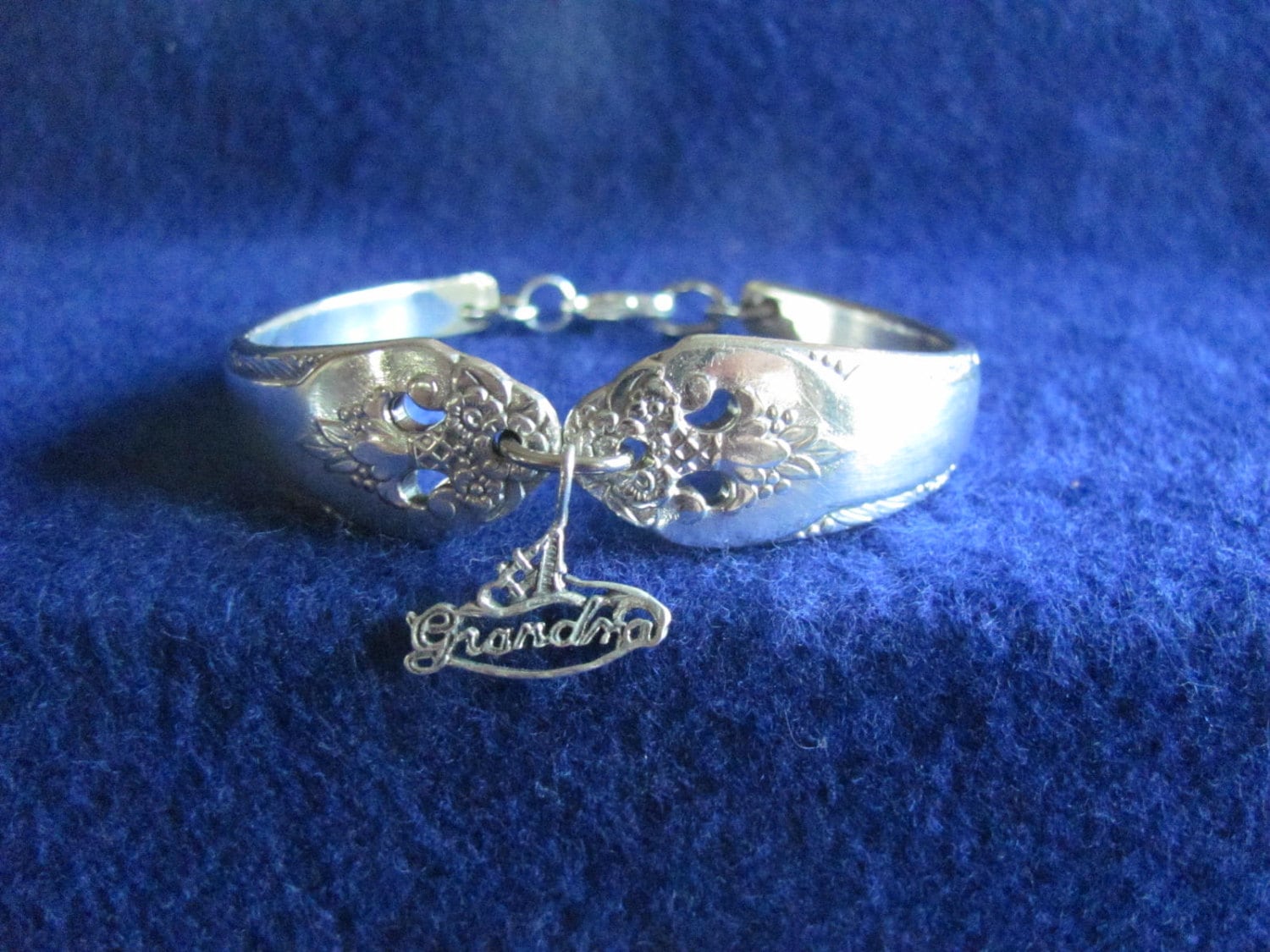 Alte Vintage Silber-Löffel-Armband Mit Sterling Silber "Oma" Charme Plus Frei Putztuch Alte Vintage Silber-Löffel-Armband Mit Sterling Silber "Oma" Charme Plus Frei Putztuch von MarshaStewart